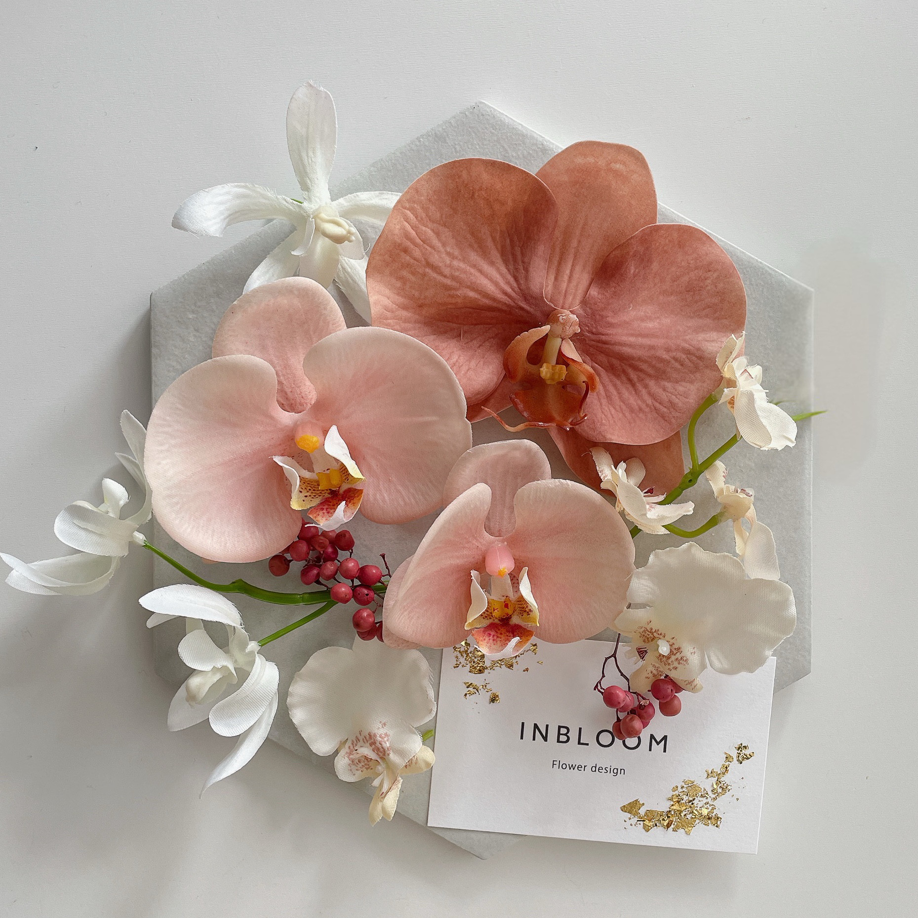 人気No.2 ♡ 胡蝶蘭　髪飾り くすみカラー　ピンク　和玉　造花　振袖　白無垢　成人式　卒業式　袴　ヘアアクセサリー