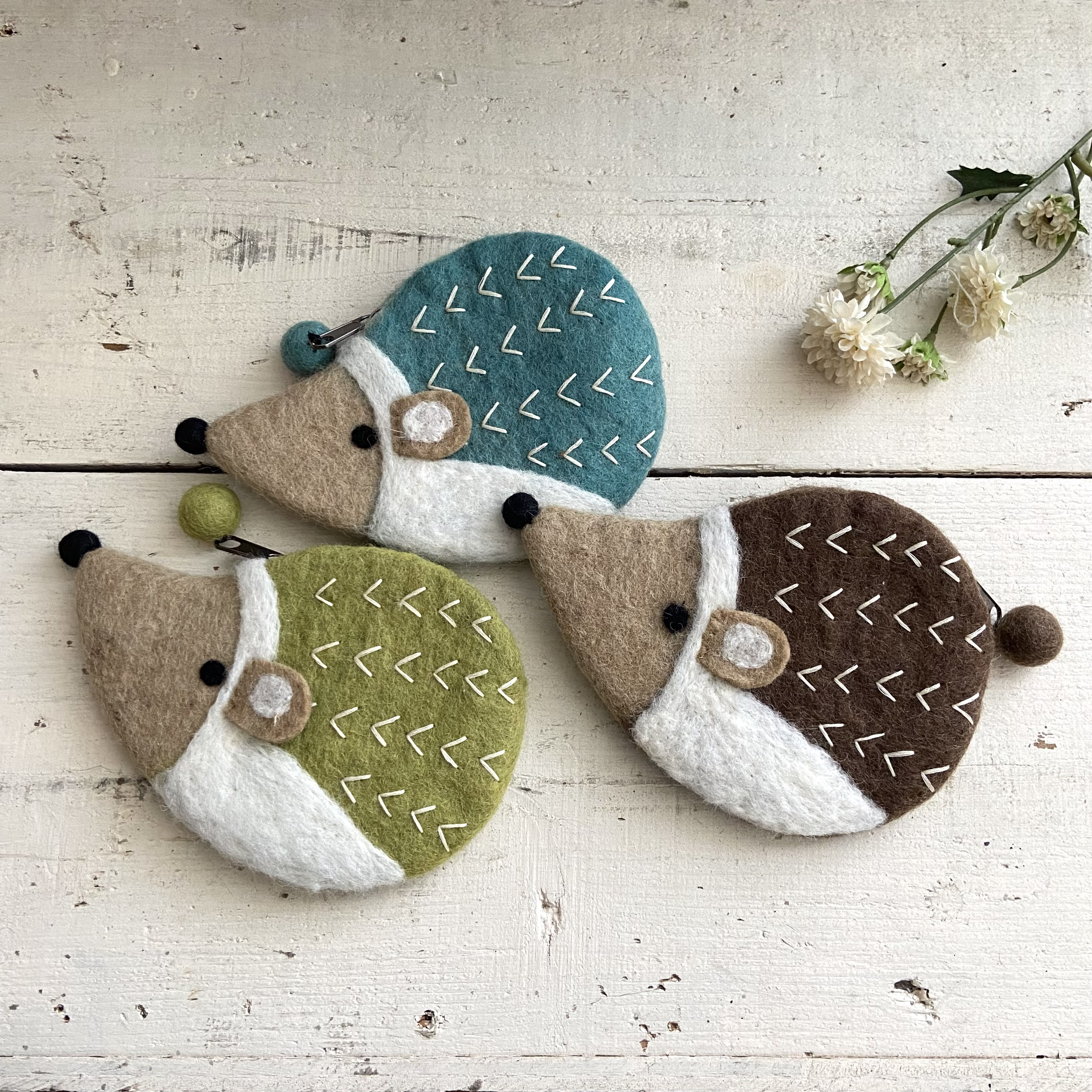 sako様 羊毛フェルト ハリネズミがま口ポーチ ハリネズミのポーチ丸型