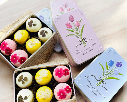 マカロンをチョコレートでコーティング！「お花マカロンギフト缶