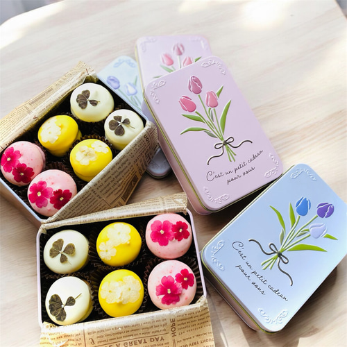 マカロンをチョコレートでコーティング！「お花マカロンギフト缶