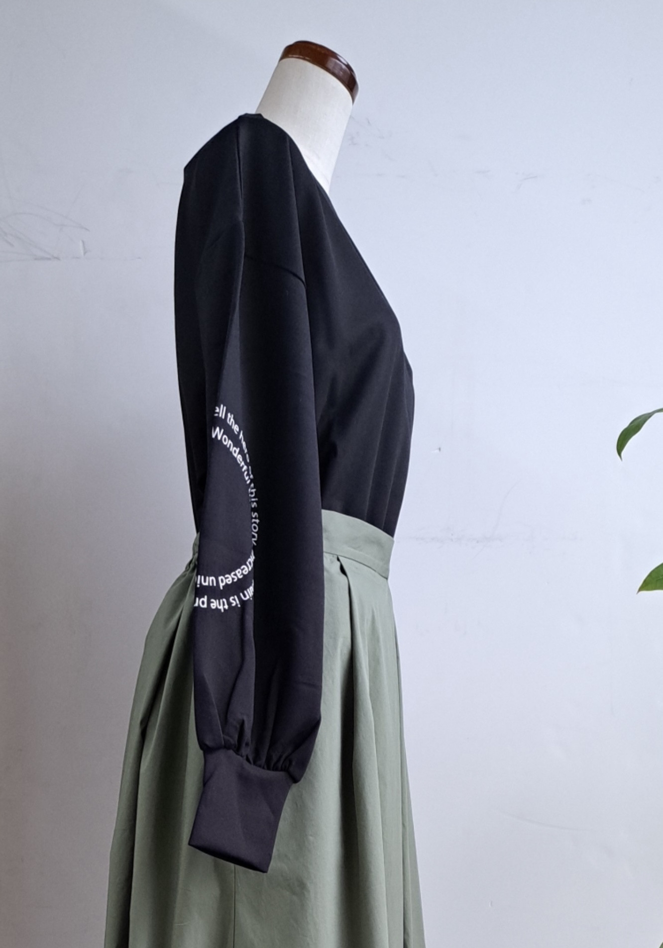 落ち感が可愛いボリュームスリーブプリントプルオーバー