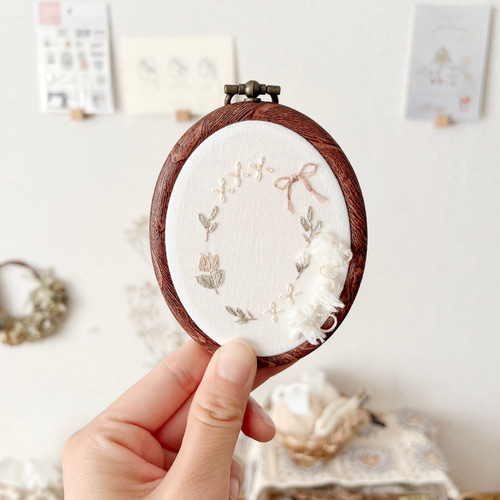 リースの刺繍壁飾り/刺繍インテリア タペストリー・壁掛け MEGURI  