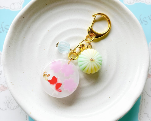 桜と金魚のキーホルダー by SkRd handmadeshop | JAPAN HANDMADE