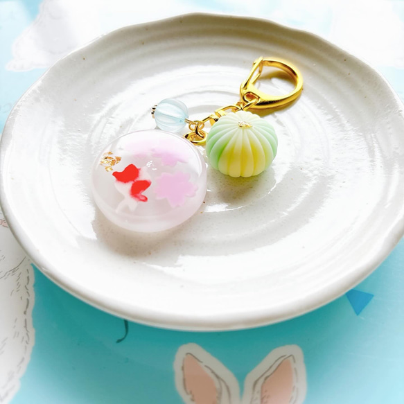 桜と金魚の錦玉羹和菓子キーホルダー フェイクスイーツ 樹脂粘土 レジン 春 1枚目の画像