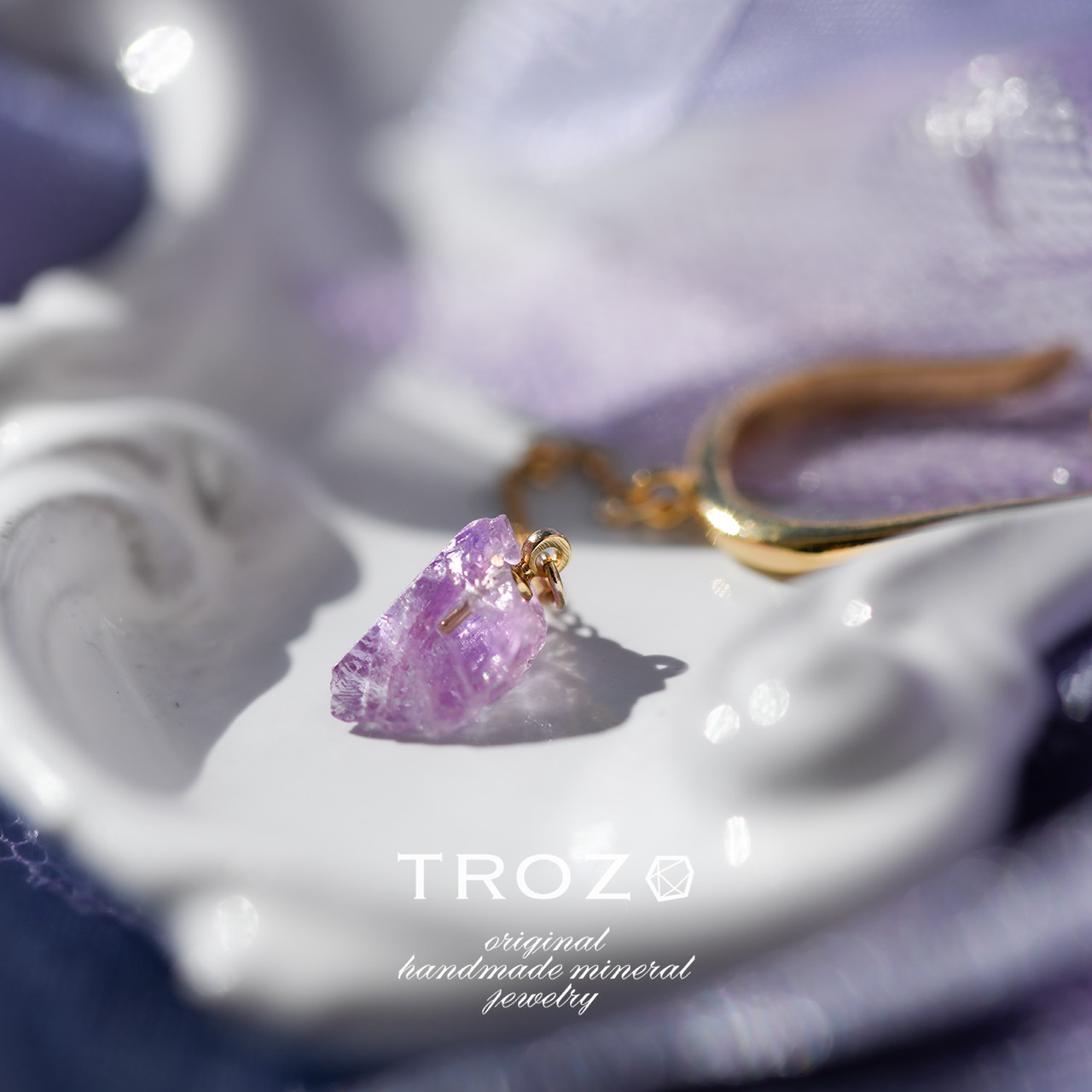 【021 Twilight Collection】 ピンクタンザナイト 鉱物原石 チェーンイヤーカフ 天然石 アクセサリ