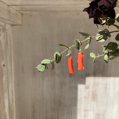 もも色サンゴのk18ピアス.自然なフォルム.アシンメトリー ピアス