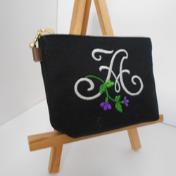 ミニポーチ帆布の選べるお花のイニシャル刺繍のポーチ　黒　１２㎝　１４㎝ 2枚目の画像