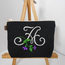 ミニポーチ帆布の選べるお花のイニシャル刺繍のポーチ　黒　１２㎝　１４㎝ 1枚目の画像