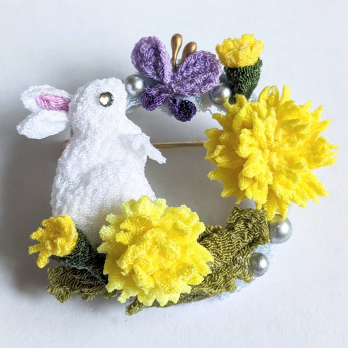 うさぎちゃんとタンポポと蝶々のリングブローチ。つまみ細工