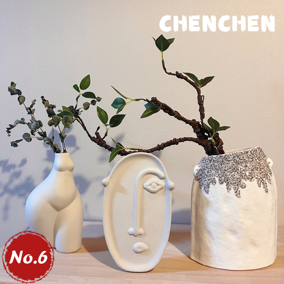 4点セット、白い陶器の花瓶と、緑の葉が織りなす、静謐な空間　【商品コード：2024-0323335】 1枚目の画像