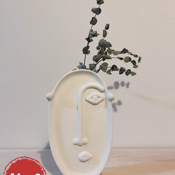 4点セット、白い陶器の花瓶と、緑の葉が織りなす、静謐な空間　【商品コード：2024-0323335】 2枚目の画像