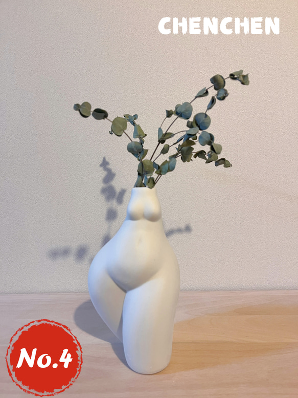 4点セット、白い陶器の花瓶と、緑の葉が織りなす、静謐な空間　【商品コード：2024-0323335】 5枚目の画像