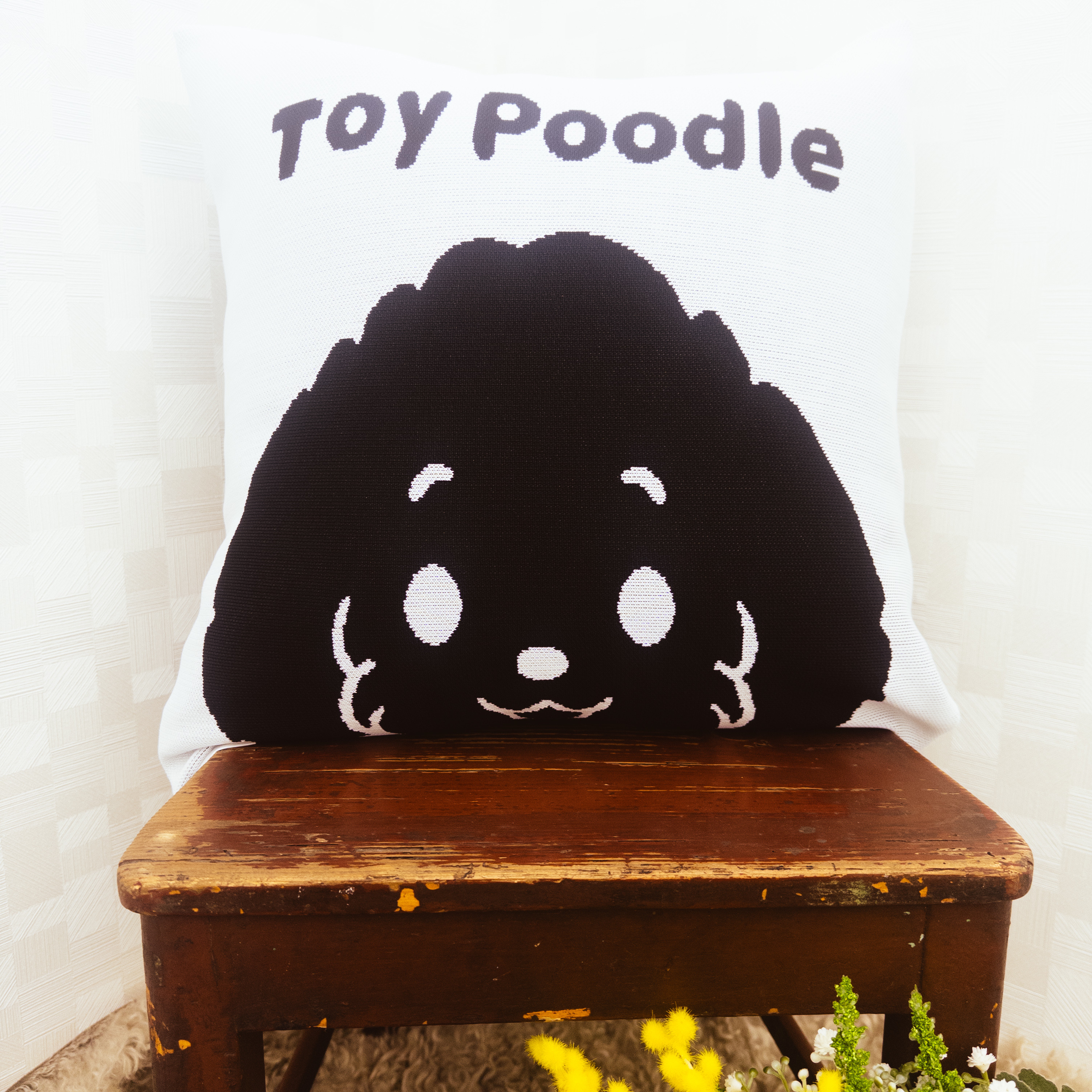 ちょい覗きが可愛い♡トイプードルシルエットクッションカバー