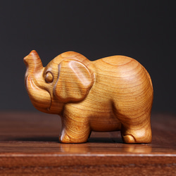 天然木材で彫刻された小さな幸運な象の置物、象の装飾品 1枚目の画像