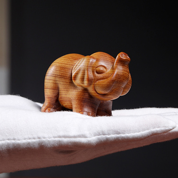 天然木材で彫刻された小さな幸運な象の置物、象の装飾品 8枚目の画像