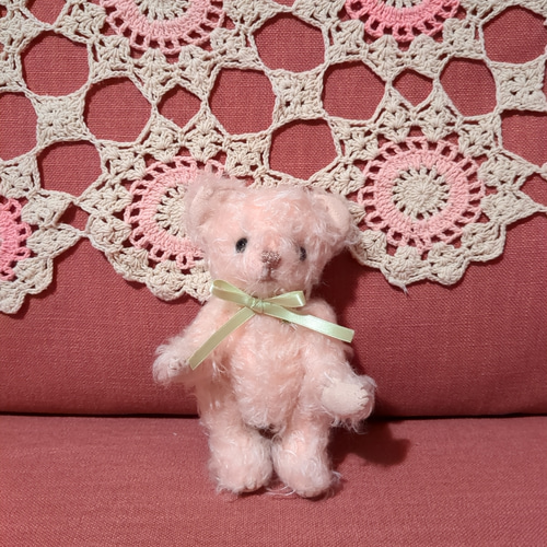 サーモンピンクの優しい色合い、ドイツモヘアのテディベア