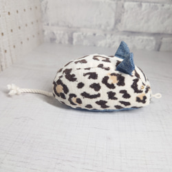 No.57 猫のおもちゃ カチャカチャネズミさん Sサイズ ヒョウ柄×ダンガリー 3枚目の画像