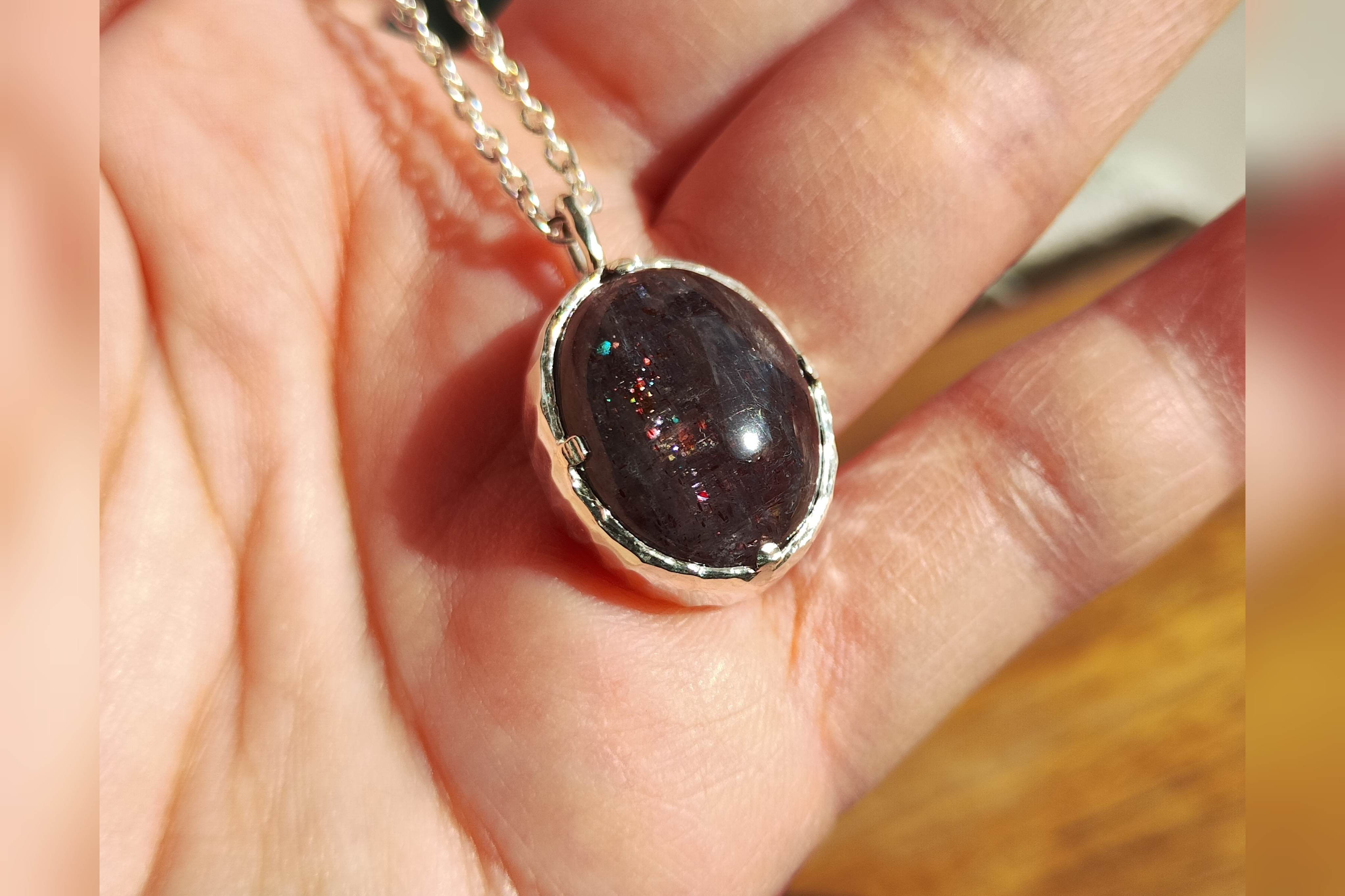 ブラッドショットアイオライトサンストーンマクラメネックレス「星彩の