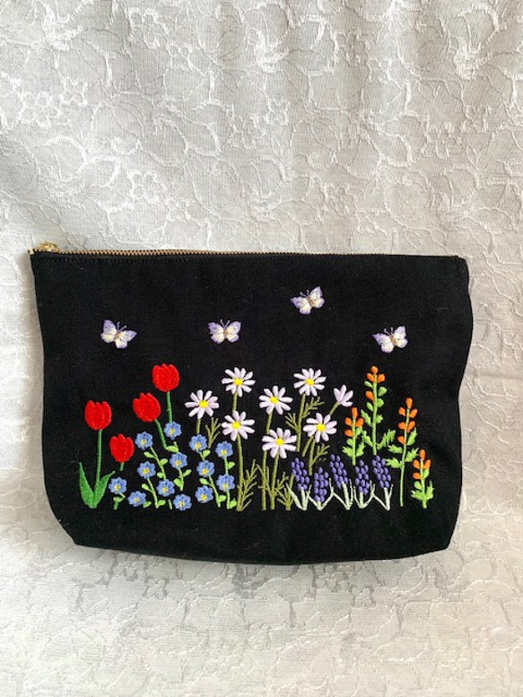 再販　春の花刺繍の大きめポーチ 1枚目の画像