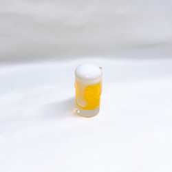 泡が溢れ出た生ビール 2枚目の画像