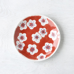 散り梅紋皿（赤釉） 1枚目の画像