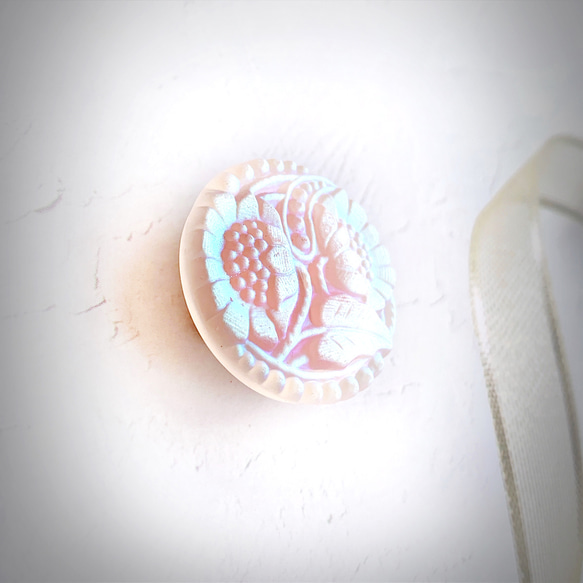 和桜の結び  帯留め ［チェコガラス］ / シュガーピンク 桜　ボタンアクセサリー 2枚目の画像