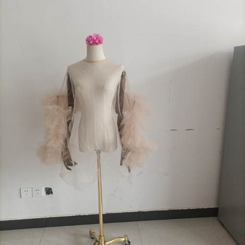 人気上昇！デザイン感 ソフトチュール トップス 薄シャンパンの色  