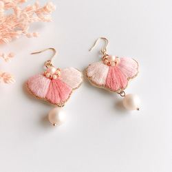 春色 ピンク の 桜 と パール が 揺れる 花びら 刺繍 ピアス　イヤリング aicco 1枚目の画像