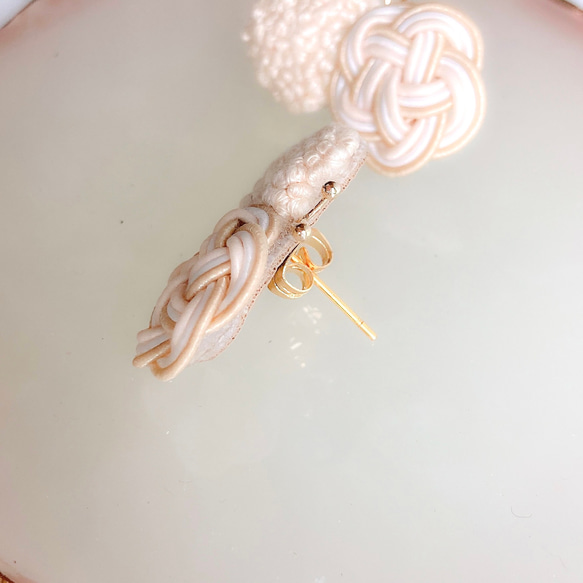 水引 と 刺繍 の 春色 ベージュ の 蝶 モチーフの ピアス　イヤリング　aicco 2枚目の画像