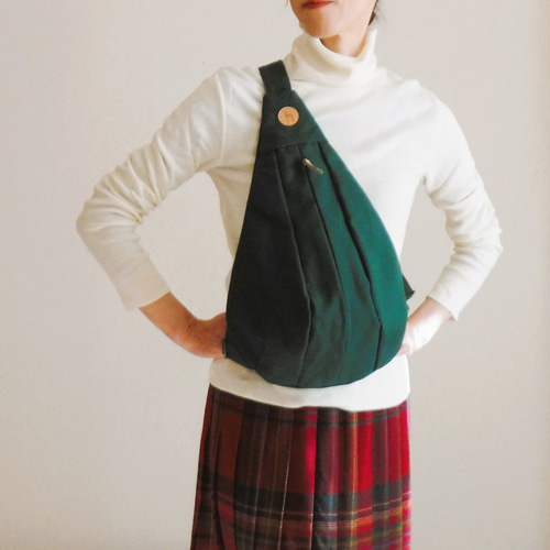 ボディバッグ「Drops」8号帆布ダークグリーン／しずく型（ドロップ型