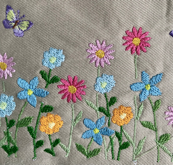 お花畑刺繍のミニポーチ 4枚目の画像