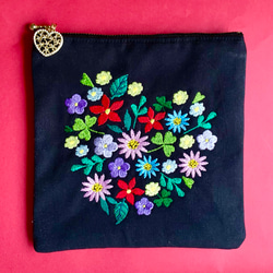 お花のハート刺繍のミニポーチ 1枚目の画像