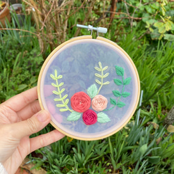 HOOP バラのチュール刺繍枠  ファブリックパネル 4枚目の画像