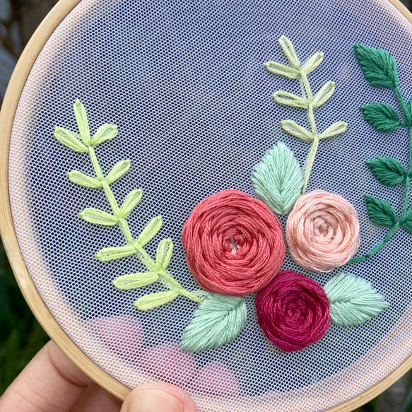 HOOP バラのチュール刺繍枠  ファブリックパネル 8枚目の画像