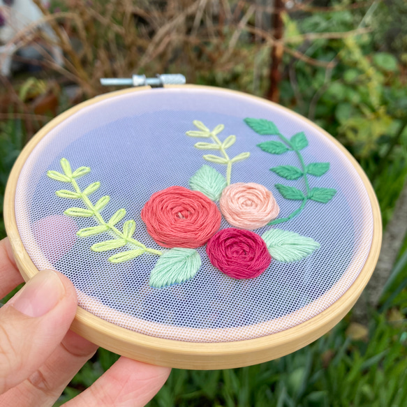 HOOP バラのチュール刺繍枠  ファブリックパネル 5枚目の画像