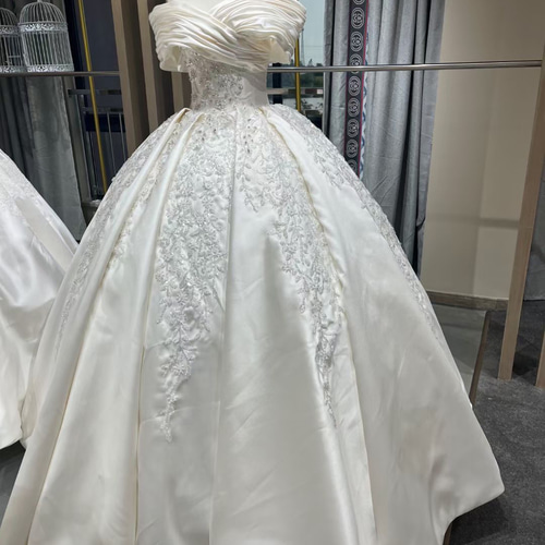 豪華！高品質サテン 胸フリル オフショルダー きらきら 華やかな  