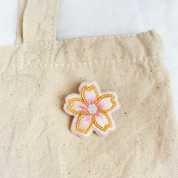 桜の刺繍ブローチ 4枚目の画像