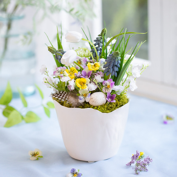 春のアレンジメント / 春の花々を使った寄せ植え風アレンジメント 2枚目の画像