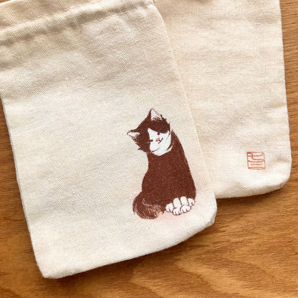 【受注制作】『おすましなハチワレ猫』の手描き巾着 8枚目の画像