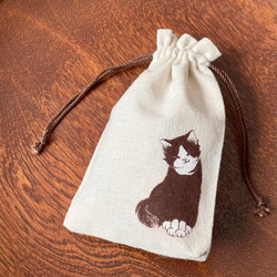 【受注制作】『おすましなハチワレ猫』の手描き巾着 4枚目の画像