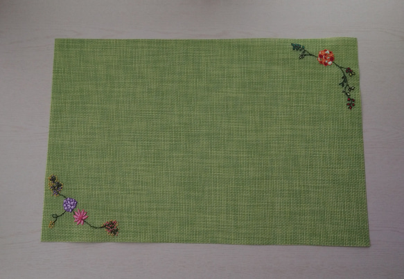 花の手刺繍ランチョンマット 2枚目の画像