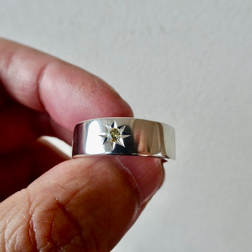 仁尾彫金『一つ星2.5mmイエローサファイヤ、幅7mm、平打