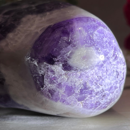 虹入り˚✧₊⁎シェブロンアメジスト紫水晶タンブル握り石