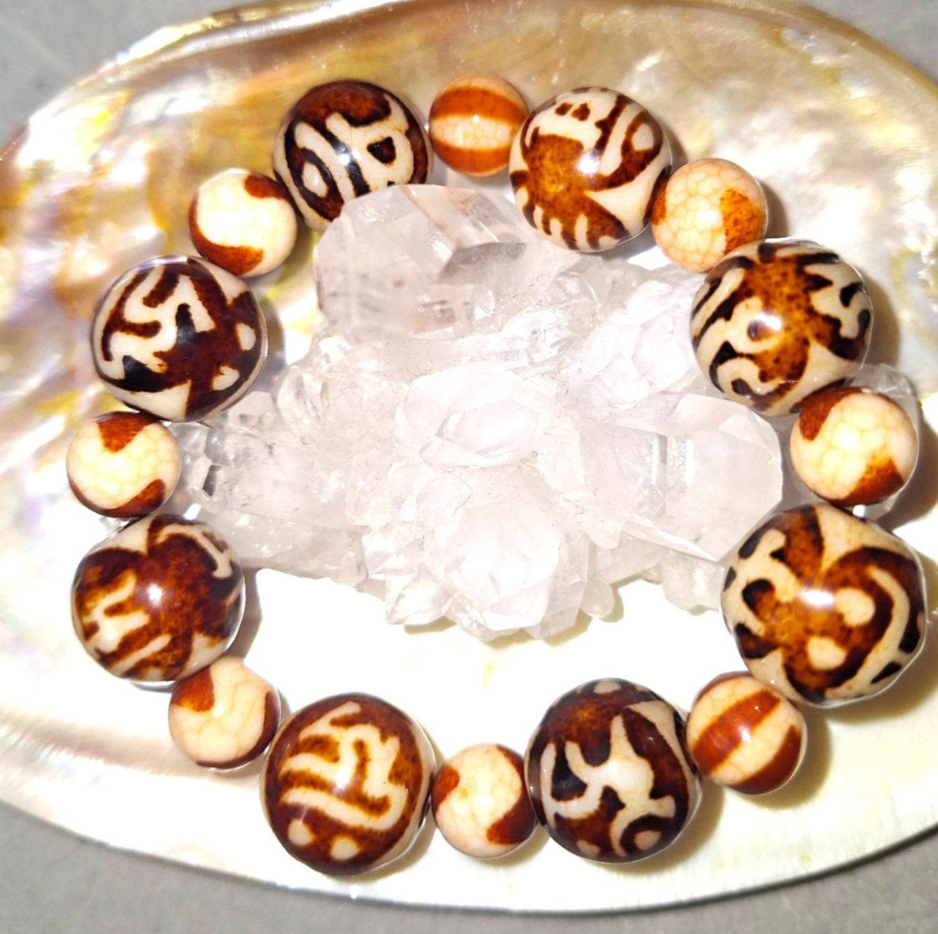 希少1点のみ‼️特別価格‼️上肯天珠‼️西蔵龍紋虎牙八大梵字天珠さんのブレスレット