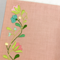 花刺繍のブックカバー（文庫本サイズ）・ピンク 2枚目の画像