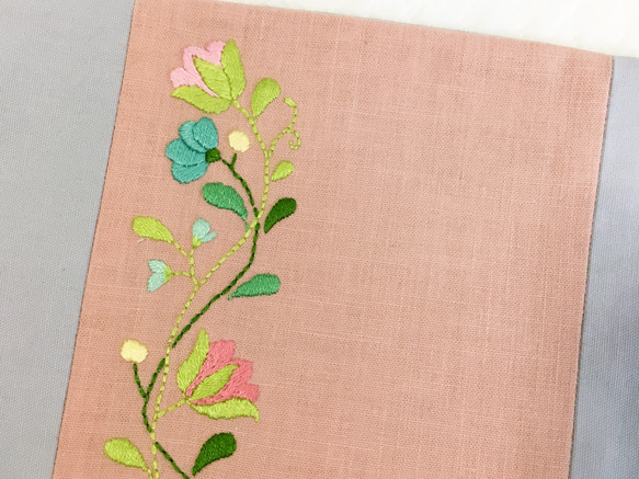 花刺繍のブックカバー（文庫本サイズ）・ピンク 2枚目の画像