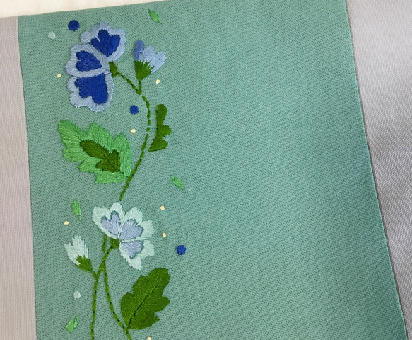 花刺繍のブックカバー（文庫本サイズ）・ターコイズグリーン 2枚目の画像