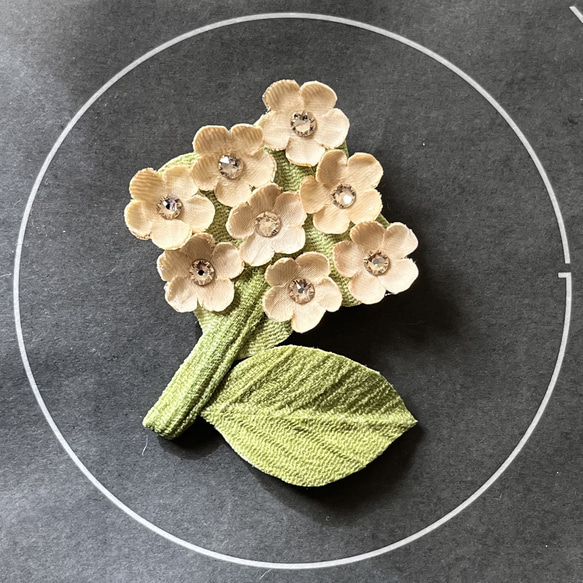 布の花　小花のブローチ　アイボリー 3枚目の画像