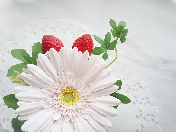 ❁ 天然迷你黏土插花 - 玻璃花瓶中的淡粉色非洲菊和草莓 ❁ 第7張的照片