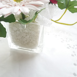 ❁ 天然迷你黏土插花 - 玻璃花瓶中的淡粉色非洲菊和草莓 ❁ 第8張的照片